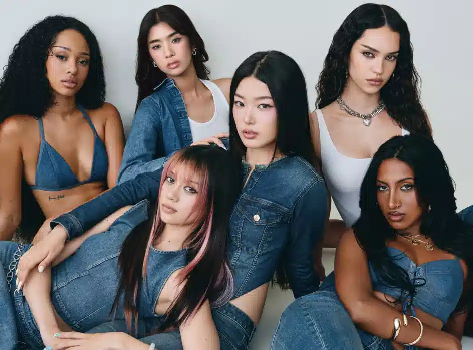 Yepyeni bir denim koleksiyonu. Kendini anlatmanın en çarpıcı yolu. KATSEYE başrolde